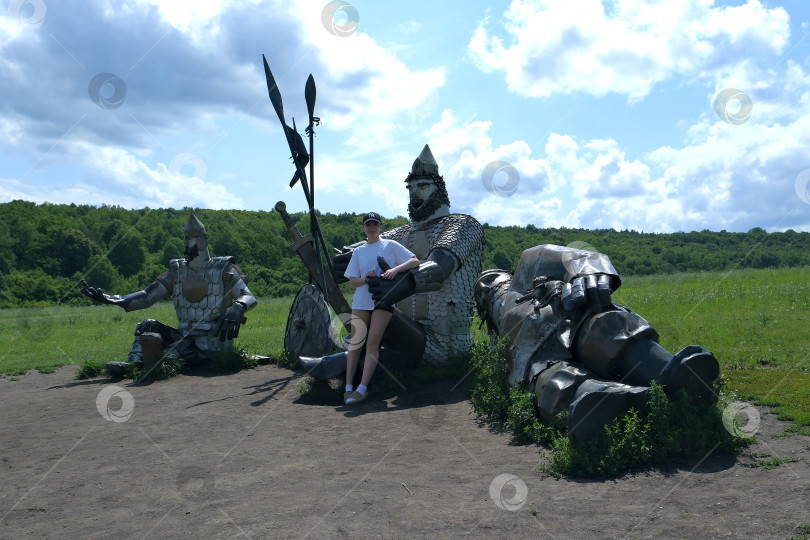 Скачать Кудыкина Гора. Девушка в  объятиях трёх богатырей. фотосток Ozero