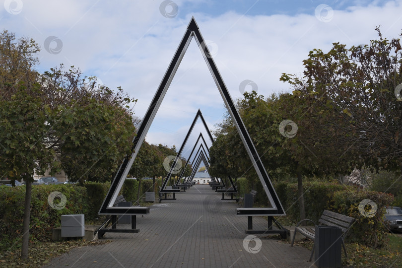 Скачать Орнамент с освещением над пешеходной дорожки в сквере города. фотосток Ozero