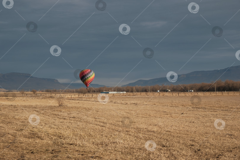 Скачать Старт воздушного шара на скошенном поле. Полеты на воздушном шаре как способ путешествовать. фотосток Ozero