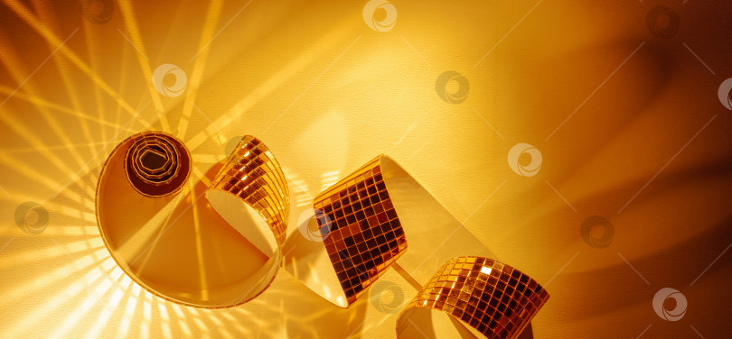 Скачать Золотые круглые блики света, абстрактный сверкающий панорамный фон баннера фотосток Ozero