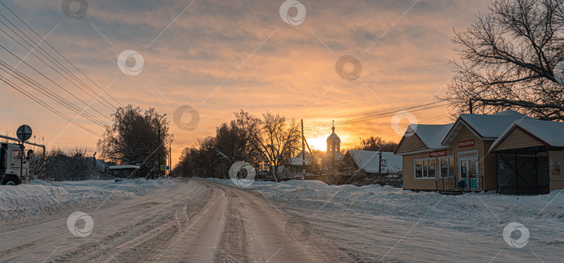 Скачать Морозное зимнее утро. Рассвет. Дорога в белом снегу. фотосток Ozero