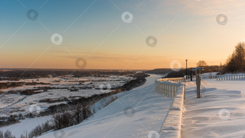 Скачать Корона. Вид с холма. Зимний пейзаж. Река Клязьма. фотосток Ozero