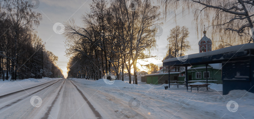 Скачать Морозное зимнее утро. Рассвет. Дорога в белом снегу. фотосток Ozero