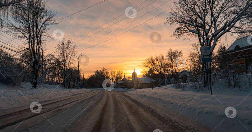 Скачать Морозное зимнее утро. Рассвет. Дорога в белом снегу. фотосток Ozero