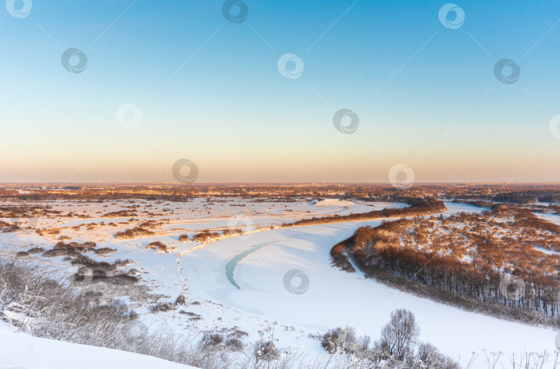 Скачать Корона. Вид с холма. Зимний пейзаж. Река Клязьма. фотосток Ozero