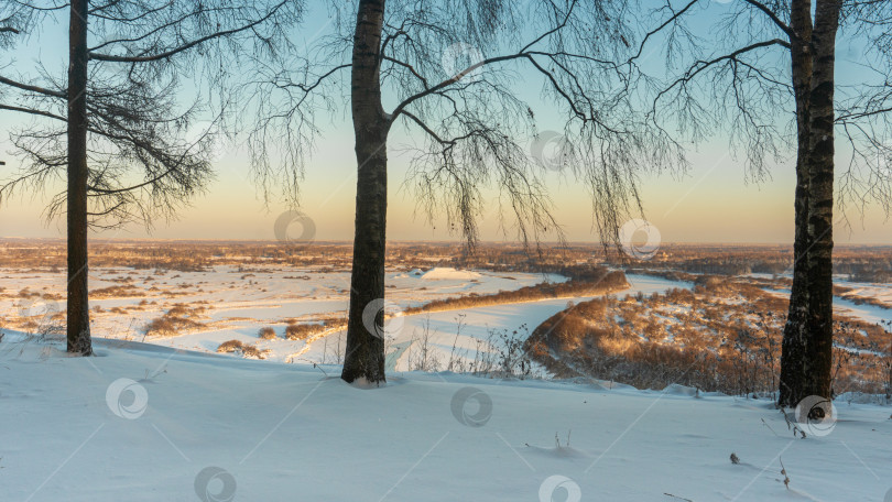 Скачать Корона. Вид с холма. Зимний пейзаж. Река Клязьма. фотосток Ozero