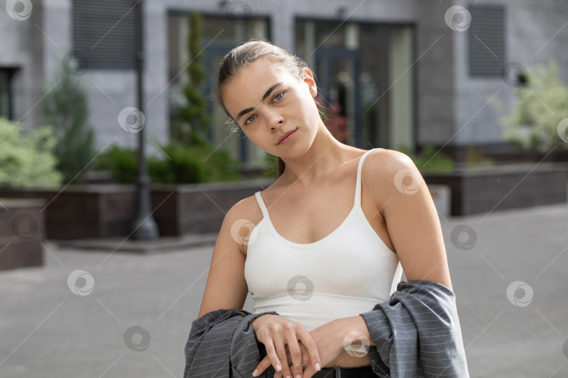 Скачать Портрет молодой красивой брюнетки-модели крупным планом фотосток Ozero