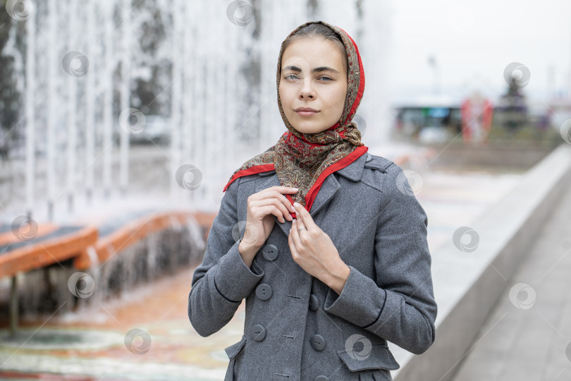Скачать Портрет молодой красивой женщины с шарфом на голове фотосток Ozero