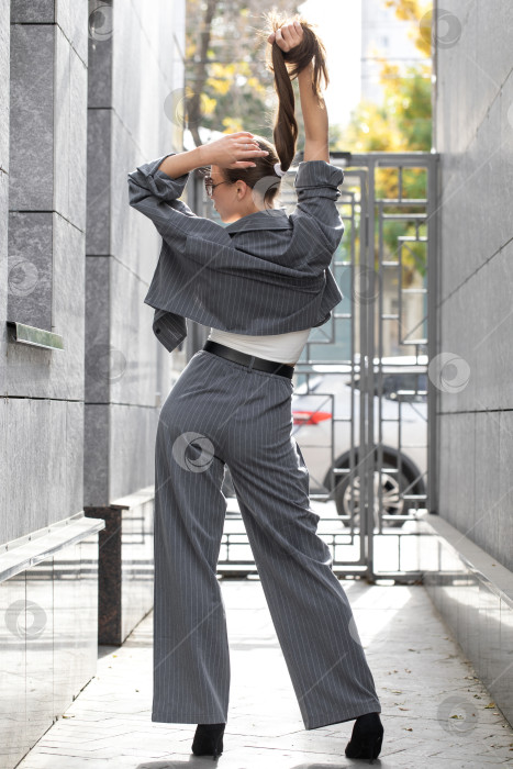 Скачать Деловая женщина позирует в брючном костюме фотосток Ozero