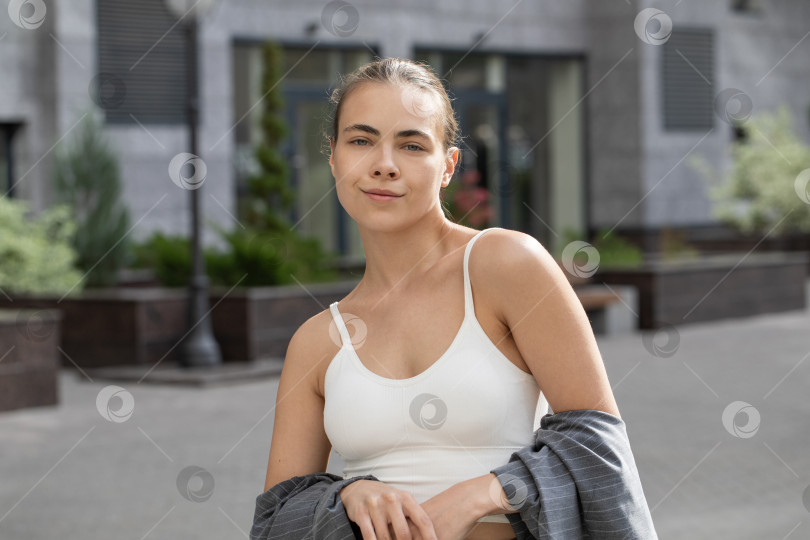 Скачать Портрет молодой красивой брюнетки-модели крупным планом фотосток Ozero