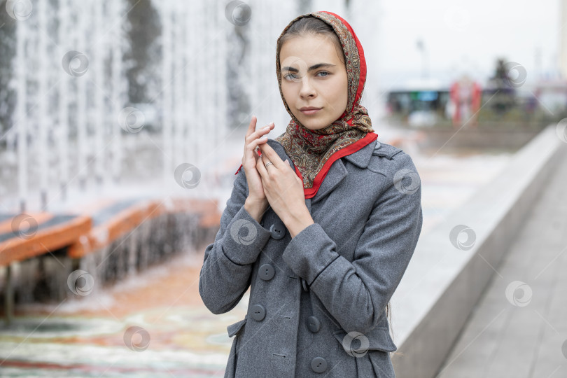 Скачать Портрет молодой красивой женщины с шарфом на голове фотосток Ozero