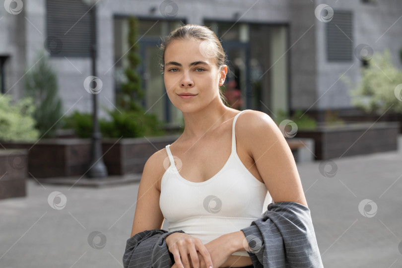 Скачать Портрет молодой красивой брюнетки-модели крупным планом фотосток Ozero