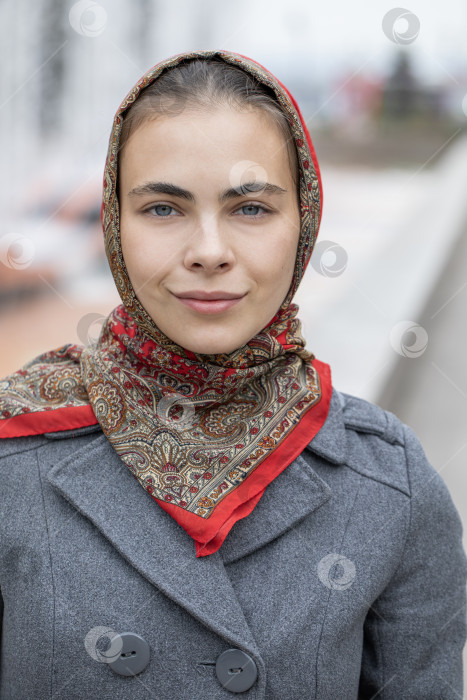 Скачать Портрет молодой красивой женщины с шарфом на голове фотосток Ozero