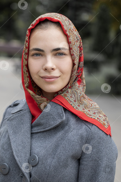 Скачать Портрет молодой красивой женщины с шарфом на голове фотосток Ozero