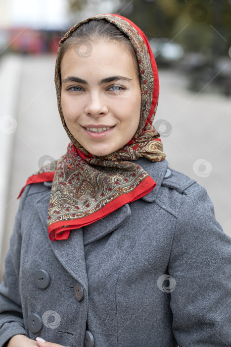 Скачать Портрет молодой красивой женщины с шарфом на голове фотосток Ozero