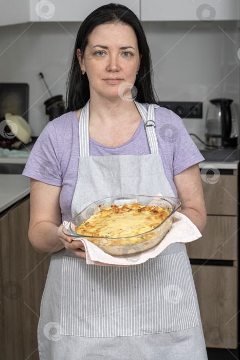 Скачать Портрет брюнетки средних лет на кухне в фартуке фотосток Ozero