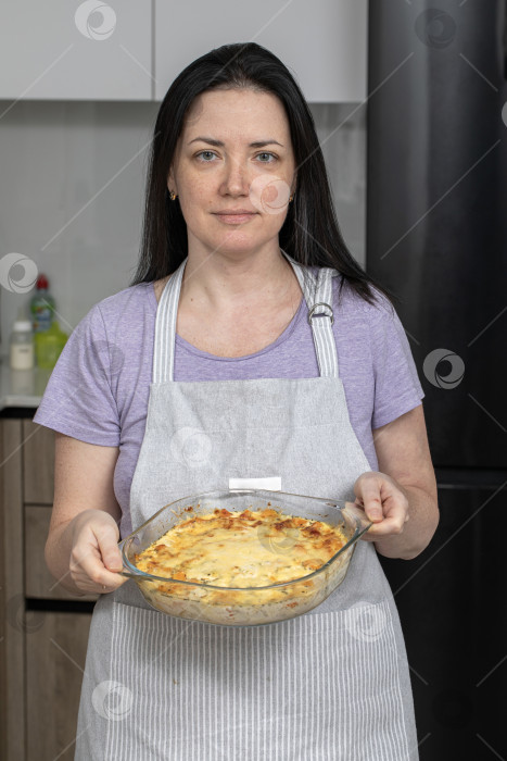 Скачать Портрет брюнетки средних лет на кухне в фартуке фотосток Ozero