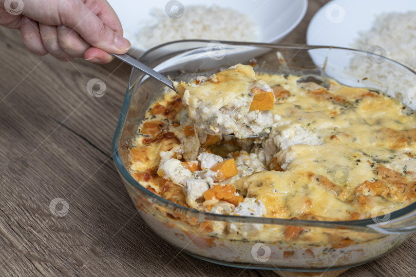 Скачать Домашнее блюдо - Запеканка из курицы и тыквы фотосток Ozero