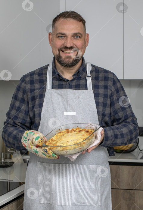 Скачать Портрет мужчины средних лет на кухне в фартуке фотосток Ozero