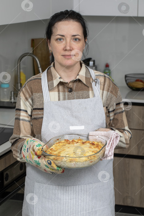 Скачать Портрет брюнетки средних лет на кухне в фартуке фотосток Ozero