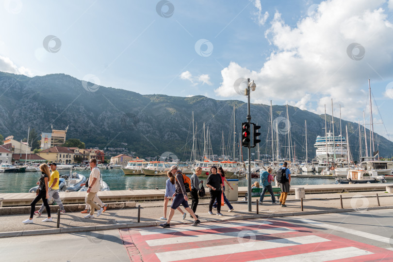 Скачать Котор, Черногория, 26 октября 2025 года, Туристический лайнер на стоянке в Боко-Которской бухте Адриатического моря фотосток Ozero