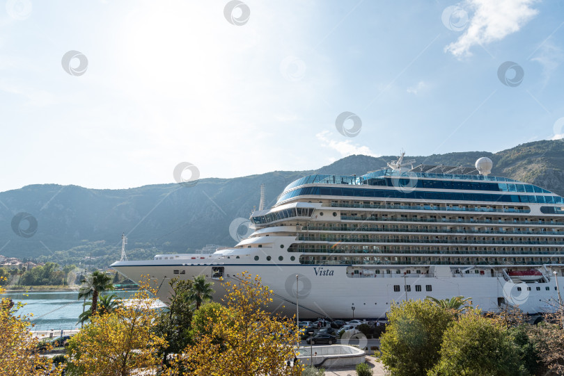 Скачать Котор, Черногория, 26 октября 2025 года, Туристический лайнер на стоянке в Боко-Которской бухте Адриатического моря фотосток Ozero