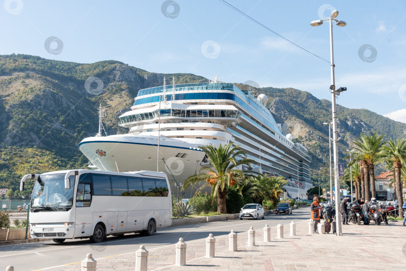 Скачать Котор, Черногория, 26 октября 2025 года, Туристический лайнер на стоянке в Боко-Которской бухте Адриатического моря фотосток Ozero