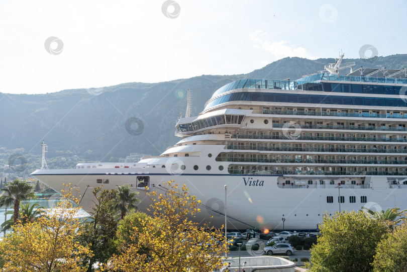 Скачать Котор, Черногория, 26 октября 2025 года, Туристический лайнер на стоянке в Боко-Которской бухте Адриатического моря фотосток Ozero