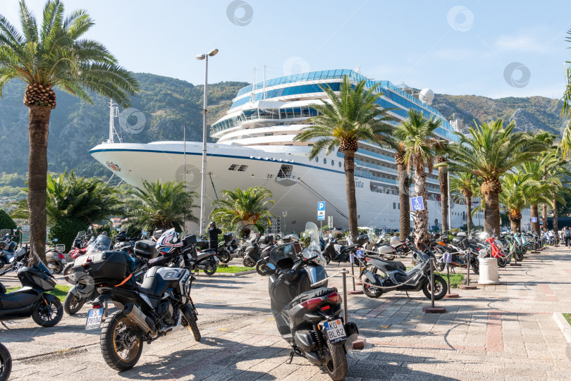 Скачать Котор, Черногория, 26 октября 2025 года, Туристический лайнер на стоянке в Боко-Которской бухте Адриатического моря фотосток Ozero