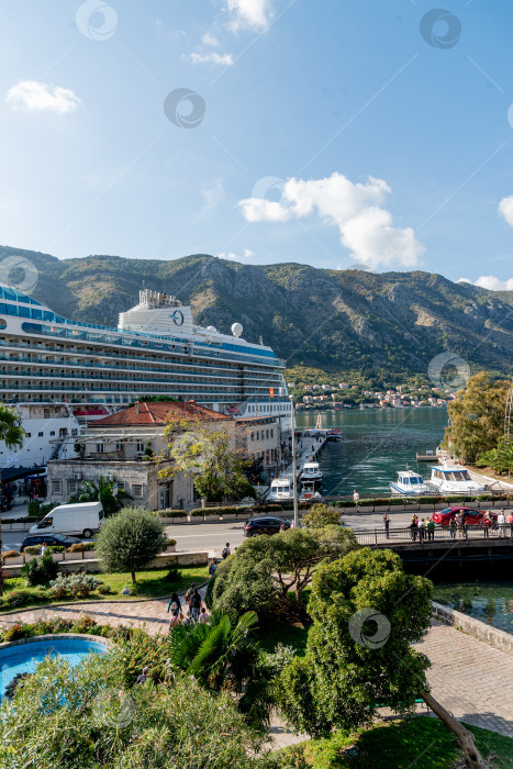 Скачать Котор, Черногория, 26 октября 2025 года, Туристический лайнер на стоянке в Боко-Которской бухте Адриатического моря фотосток Ozero
