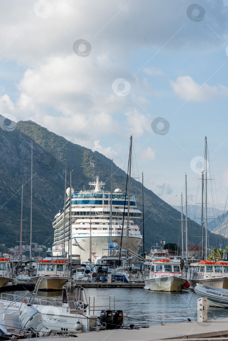 Скачать Котор, Черногория, 26 октября 2025 года, Туристический лайнер на стоянке в Боко-Которской бухте Адриатического моря фотосток Ozero