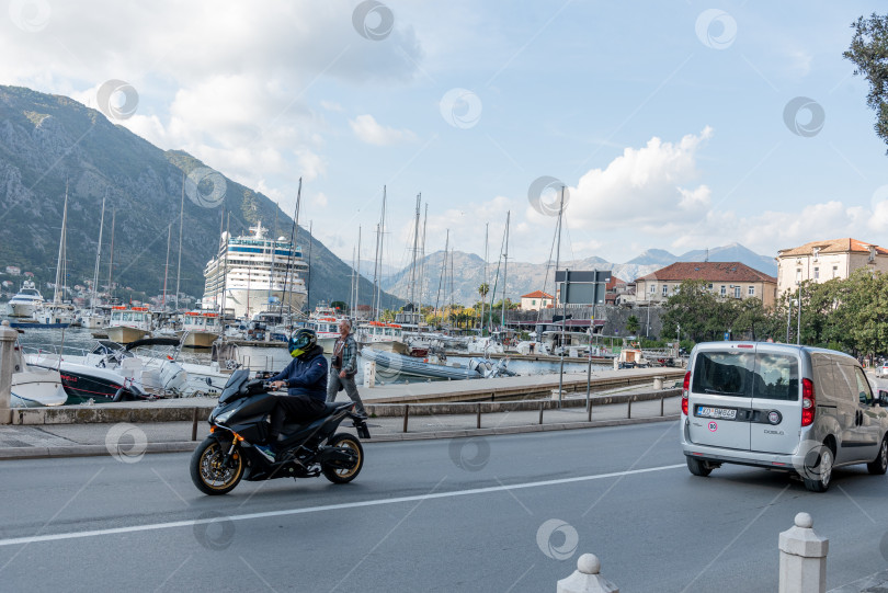 Скачать Котор, Черногория, 26 октября 2025 года, Туристический лайнер на стоянке в Боко-Которской бухте Адриатического моря фотосток Ozero