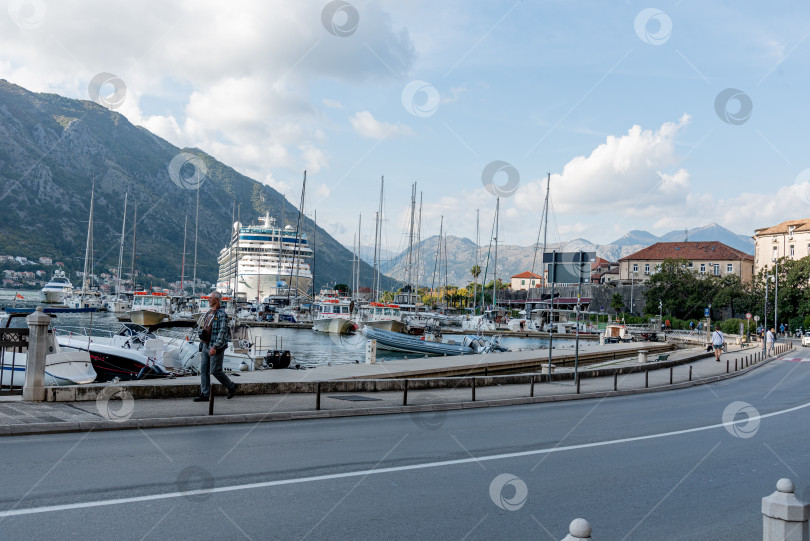 Скачать Котор, Черногория, 26 октября 2025 года, Туристический лайнер на стоянке в Боко-Которской бухте Адриатического моря фотосток Ozero