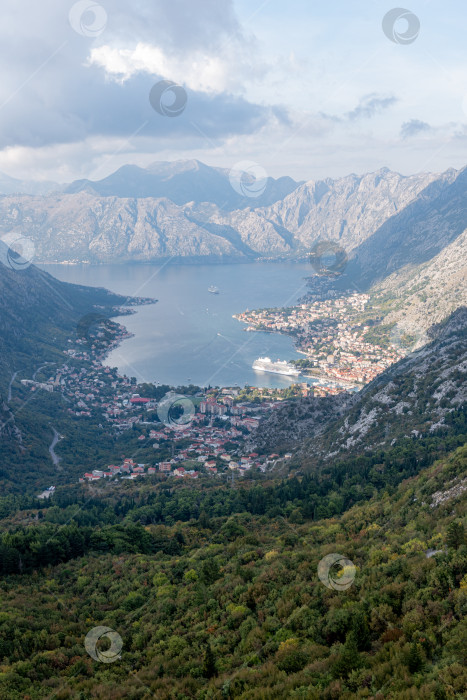 Скачать Вид с канатной дороги на Боко-Которский залив, большой туристический лайнер, припаркованный среди гор фотосток Ozero