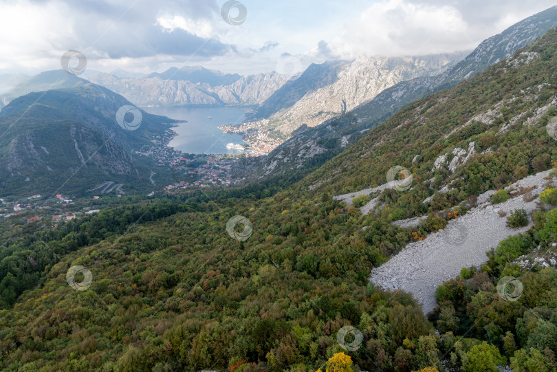 Скачать Вид с канатной дороги на Боко-Которский залив, большой туристический лайнер, припаркованный среди гор фотосток Ozero