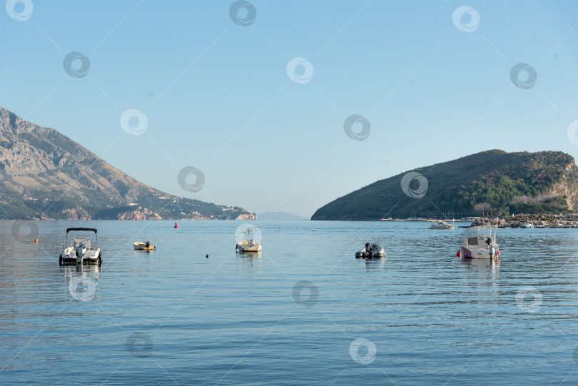 Скачать Будва, Черногория, 2 ноября 2025 года, Туристические суда на стоянке в порту на Адриатическом море фотосток Ozero