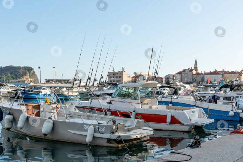 Скачать Будва, Черногория, 2 ноября 2025 года, Туристические суда на стоянке в порту на Адриатическом море фотосток Ozero