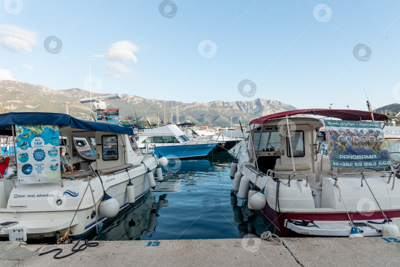 Скачать Будва, Черногория, 2 ноября 2025 года, Туристические суда на стоянке в порту на Адриатическом море фотосток Ozero