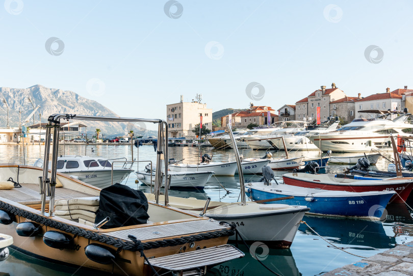 Скачать Будва, Черногория, 2 ноября 2025 года, Туристические суда на стоянке в порту на Адриатическом море фотосток Ozero