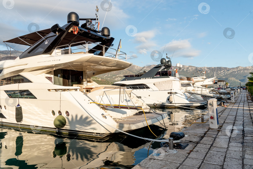 Скачать Будва, Черногория, 2 ноября 2025 года, Туристические суда на стоянке в порту на Адриатическом море фотосток Ozero