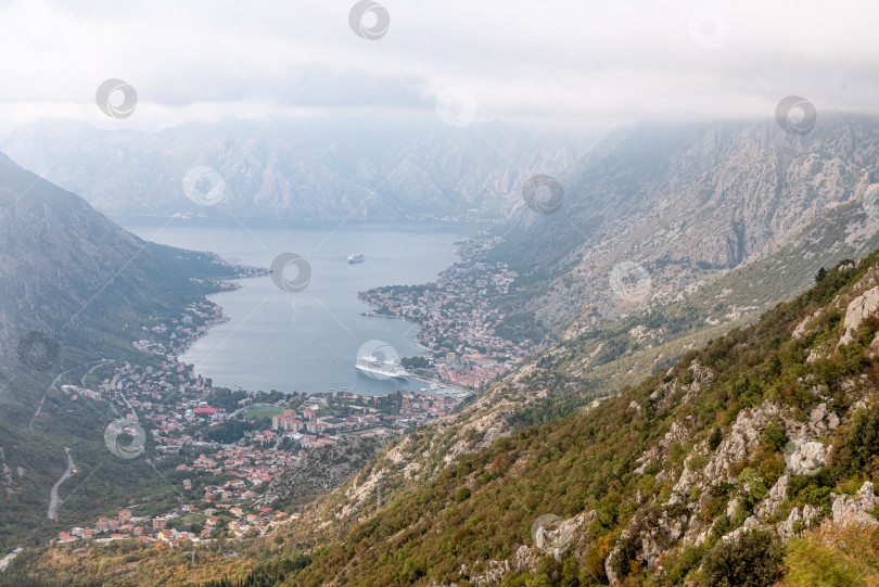 Скачать Вид с канатной дороги на Боко-Которский залив, большой туристический лайнер, припаркованный среди гор фотосток Ozero
