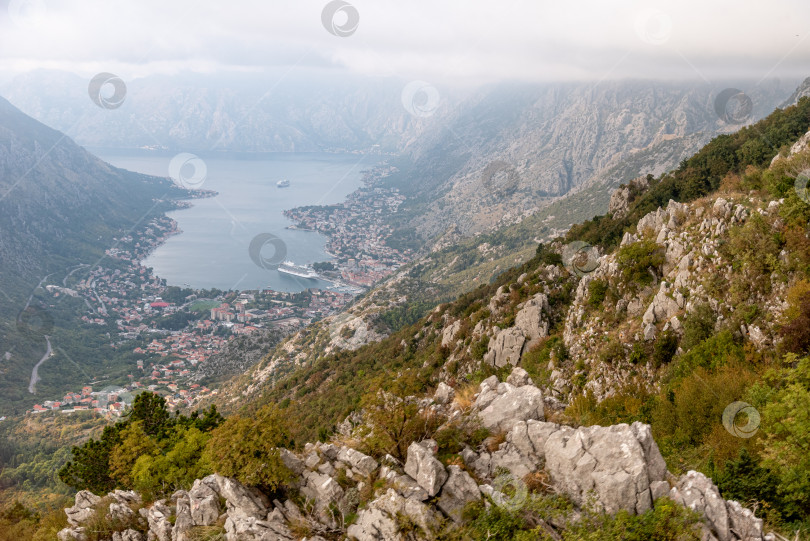 Скачать Вид с канатной дороги на Боко-Которский залив, большой туристический лайнер, припаркованный среди гор фотосток Ozero