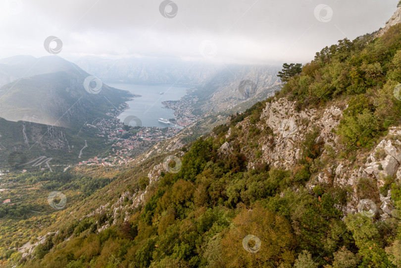 Скачать Вид с канатной дороги на Боко-Которский залив, большой туристический лайнер, припаркованный среди гор фотосток Ozero