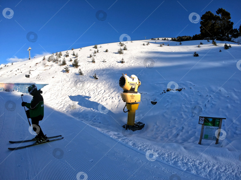 Скачать Горнолыжный курорт Архых. Поддержание снежного покрова на трассе с помощью установленных вдоль трассы снегообразовательных установок. фотосток Ozero