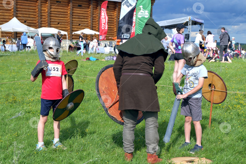 Скачать Богатырские состязания, бои на мечах на Кудыкиной горе. Реконструкция действий. фотосток Ozero