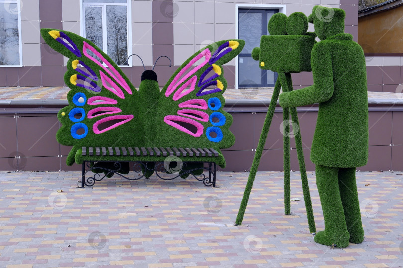 Скачать Фигура кинооператора снимающего бабочку. Композиция на площади города. фотосток Ozero