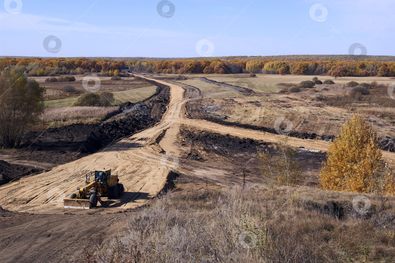 Скачать Строительство объездной автодороги в обход г Борисоглебска. Укладка нового полотна, Просека через лесной массив. фотосток Ozero