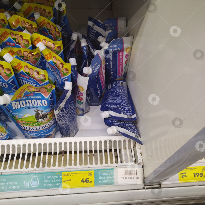Скачать Отдел сгущёнки в магазине "Магнит". фотосток Ozero