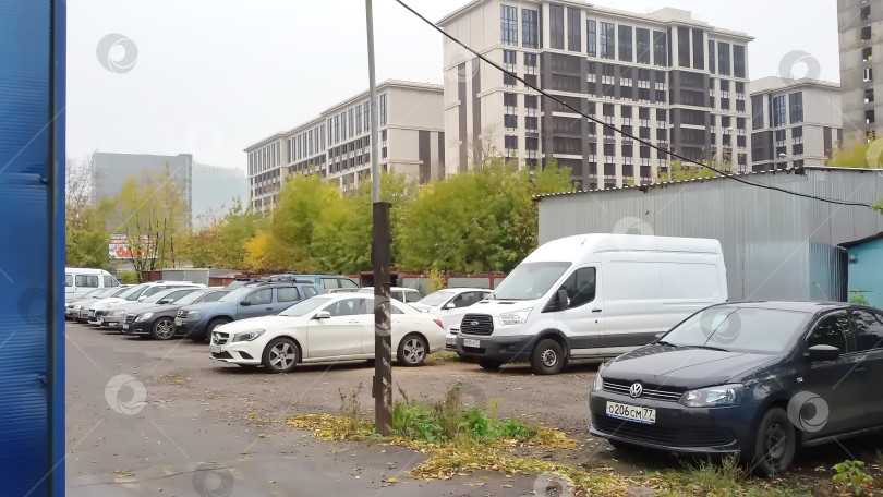 Скачать Автомобильная парковска на Краснобогатырской улице в Москве фотосток Ozero