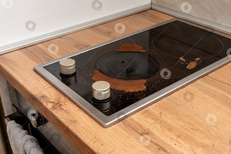 Скачать Кофе сбежал из турки, джезва, кофейная сажа на кухонной плите, инцидент с приготовлением фотосток Ozero